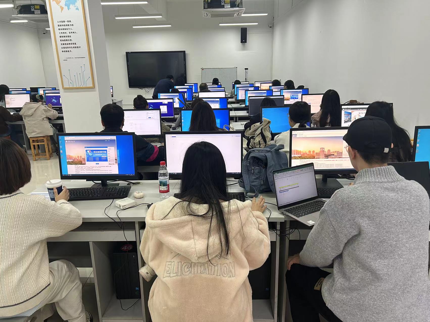 第十八届“尖烽时刻”商业模拟大赛校内赛圆满落幕 近两百名学子激战“商海”竞锋芒